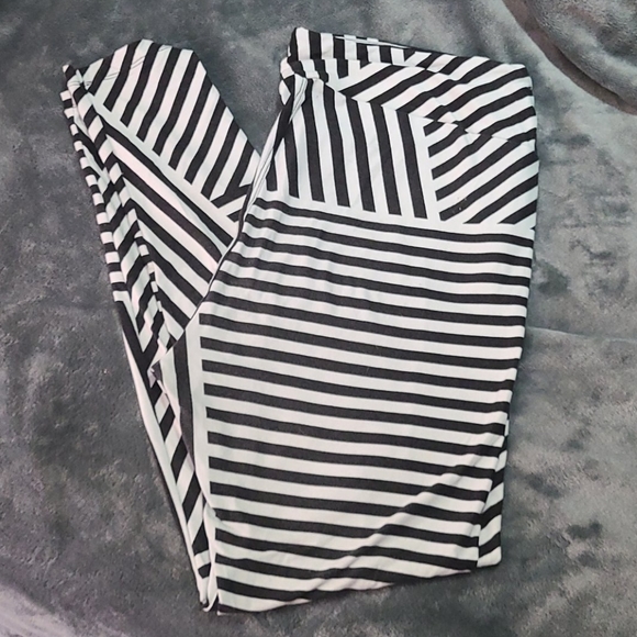 LuLaRoe Pants - Lularoe TC Black and White striped leggings